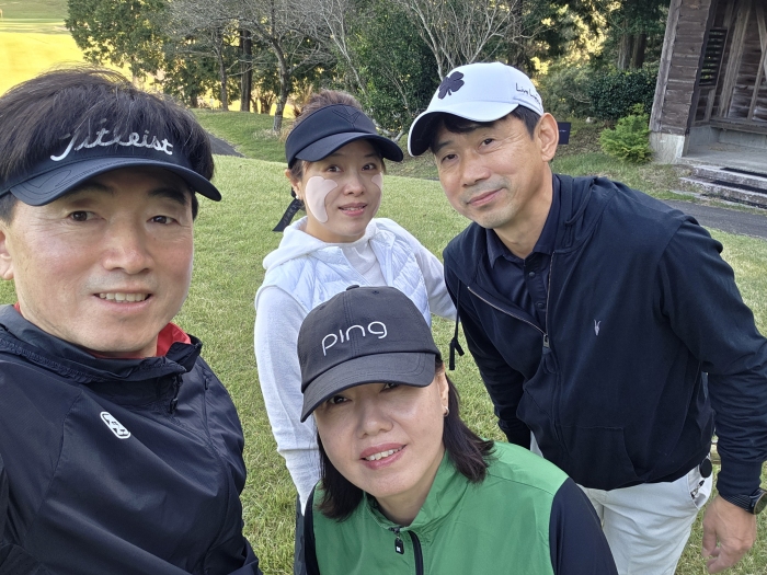 처음 경험한 일본에서의 라운딩이라 매우 뜻깊고 즐거운 시간이었습니다<BR>
또한 처음으로 홀인원을 하여 동반자들과의 잊지못할 멋진 추억을 만든곳이라서 정이 들었습니다<BR>
직원들의 친절함 좋았고 음식도 맛있어서 매끼마다 많이 먹었답니다 <BR>
온천역시 빼 놓을 수 없네요 피로감을 풀기에 좋았습니다<BR>
기회를 또 만들어 가고싶은 마음입니다<BR>
<BR>
아쉬운점은 카트도로가 패인곳이 많아 충격이 있고 좀 위험하지 않을까 생각합니다 <BR>
